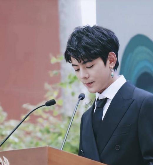 "甜野男孩"丁真,走红后拒绝娱乐公司千万签约费,如