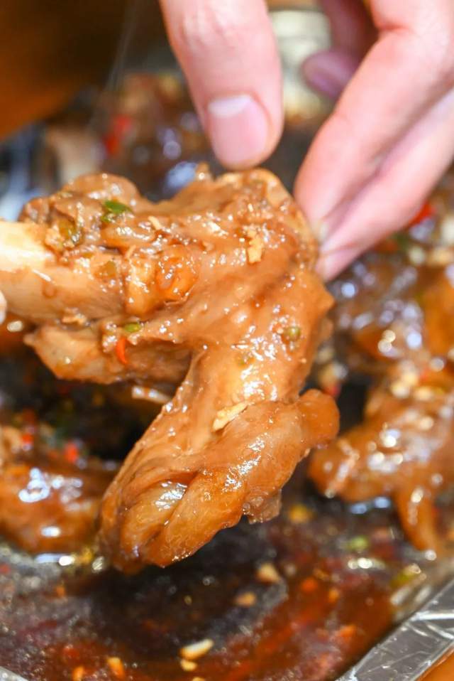 这里的羊拐筋其实最特别的就是麻辣,看起来就非常诱人,肉连着筋,糯香