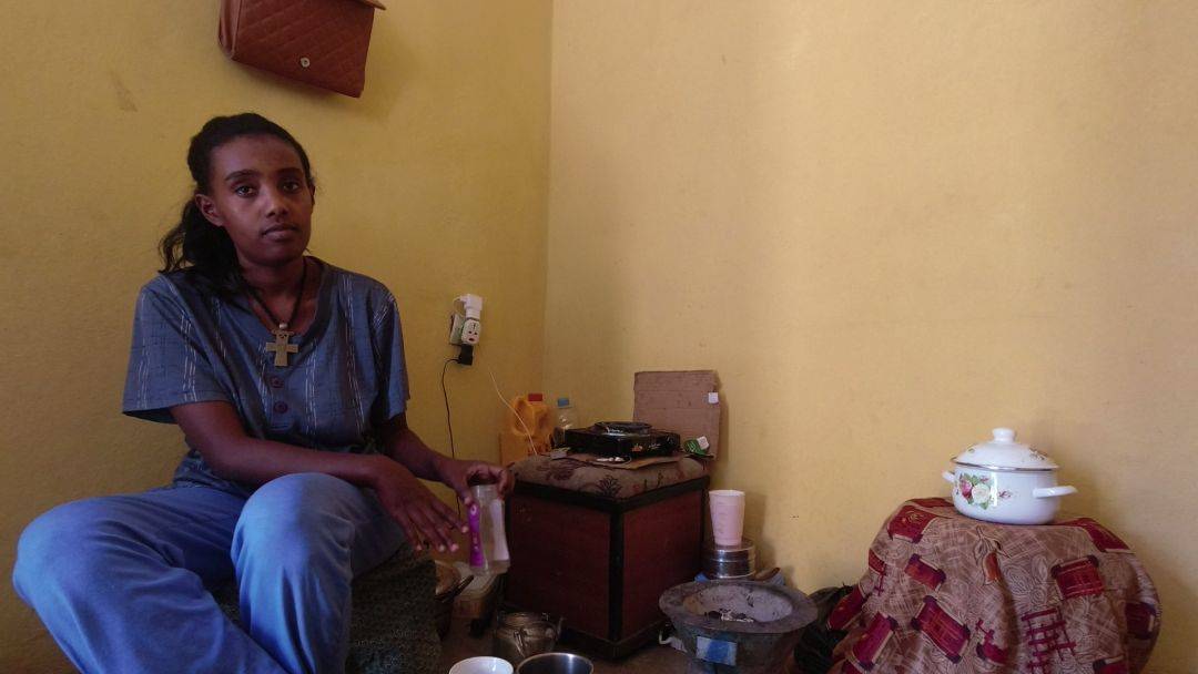 非洲美女主动给我做饭,那一刻我心动了._女孩子_感觉_大米