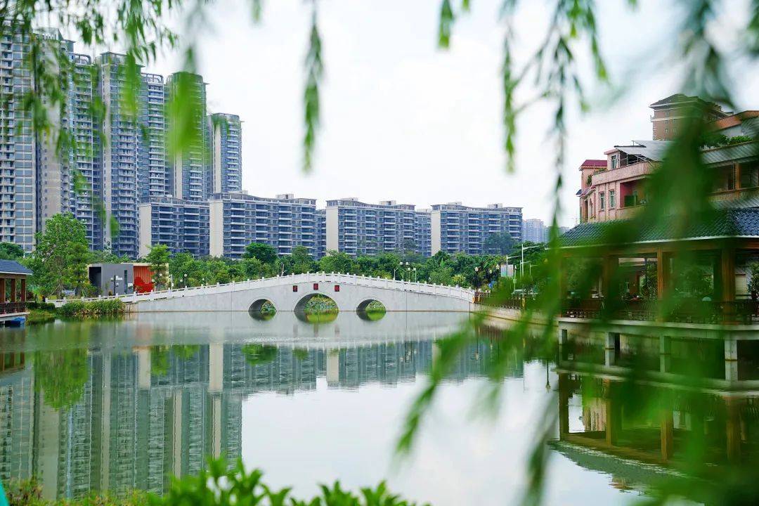 環岡社區大塘休閒文化公園依塘而建,公園中心是一個寬闊的月牙形池塘