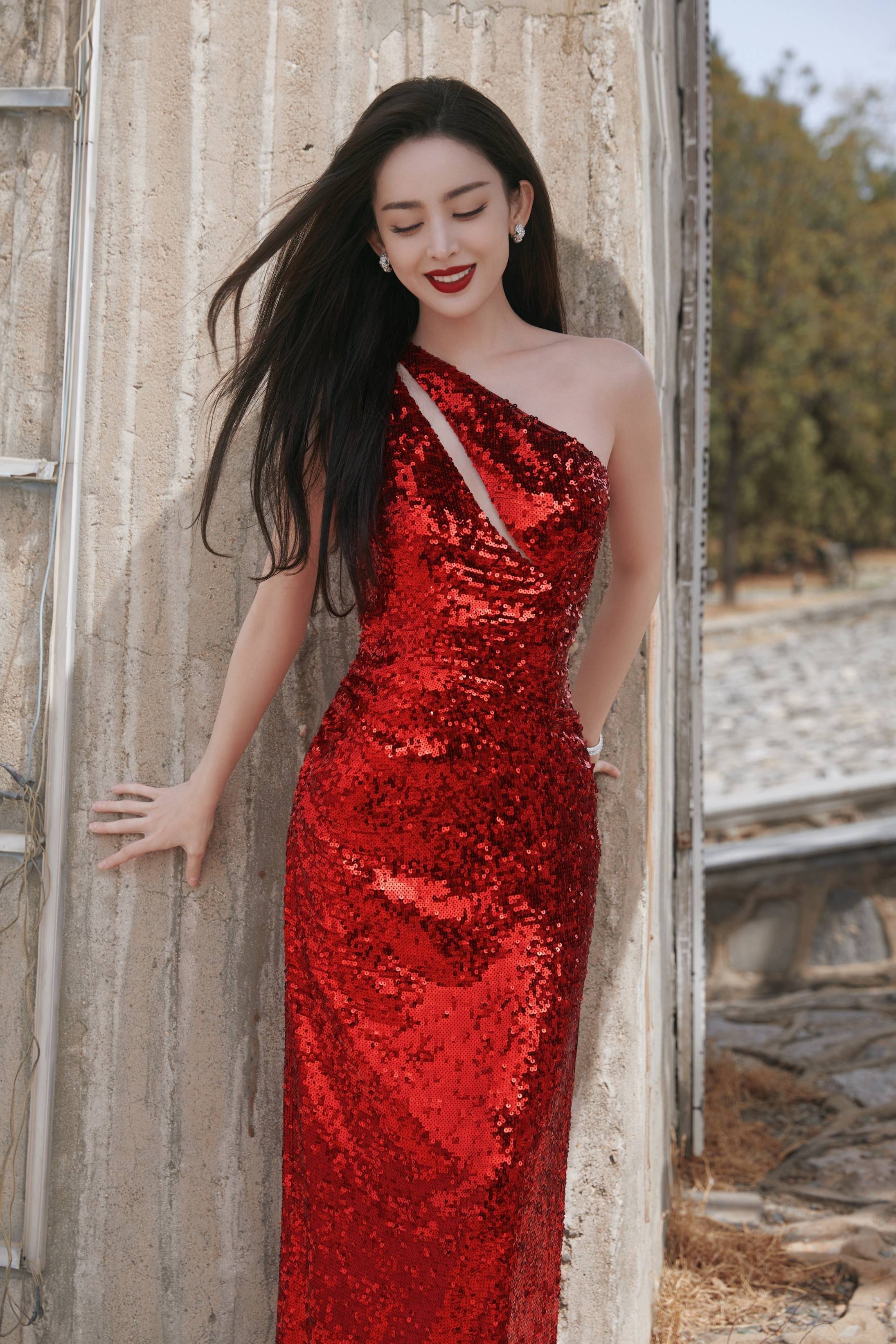 古力娜扎一字斜肩亮闪红色连衣裙写真_造型_大片_身材