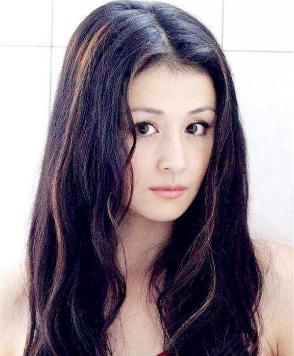 年轻时的谢大脚是长这样的,不管是古装扮相,还是现代装,跟现在的自己