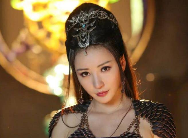 柳岩为了证明自己,便跨界到影视圈,接连出演了《画皮》《画壁》
