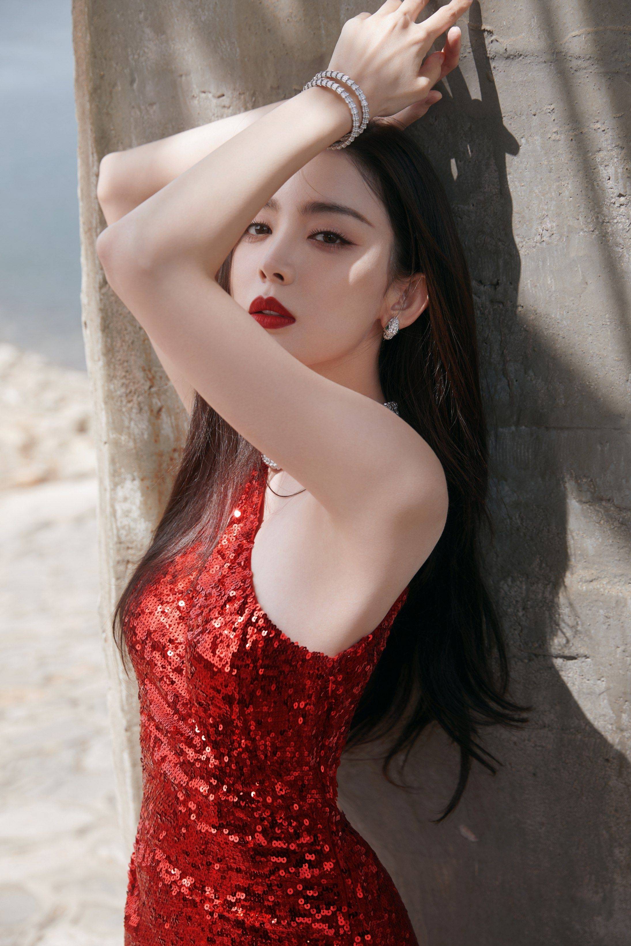 古力娜扎一字斜肩亮闪红色连衣裙写真_造型_大片_身材