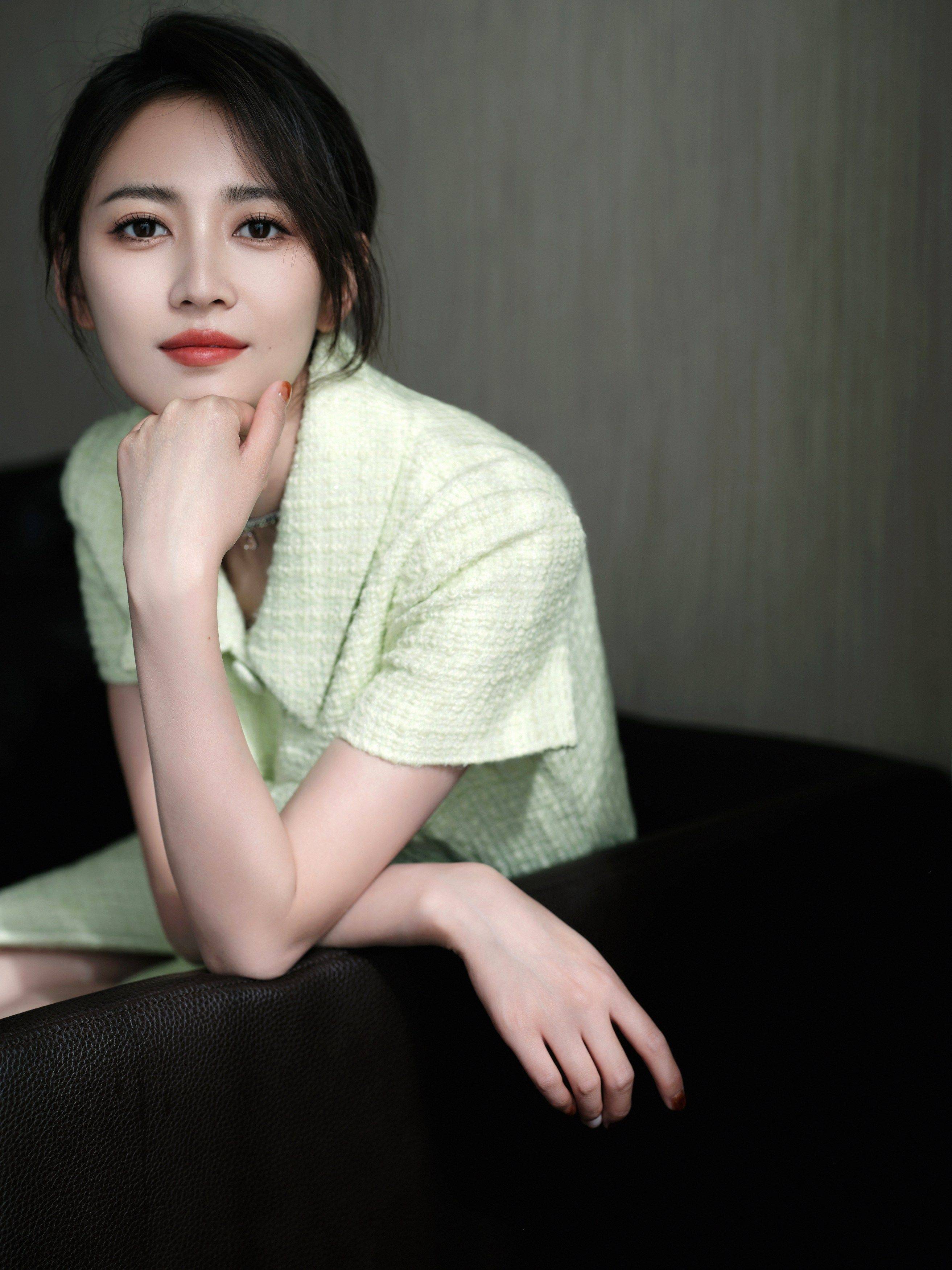 陈钰琪绿色连衣裙性感美腿写真_吊带_演技