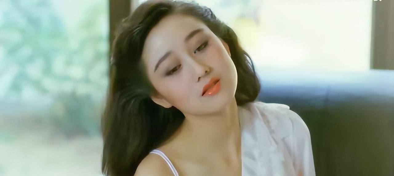 作为香港时尚宠儿,利智的时尚为何既漂亮又有高级感还很耐看?