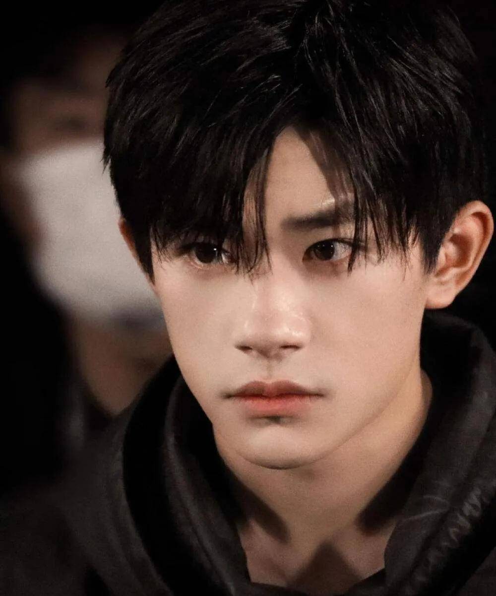 宁浩出品,温仕培执导,易烊千玺,邱天主演.