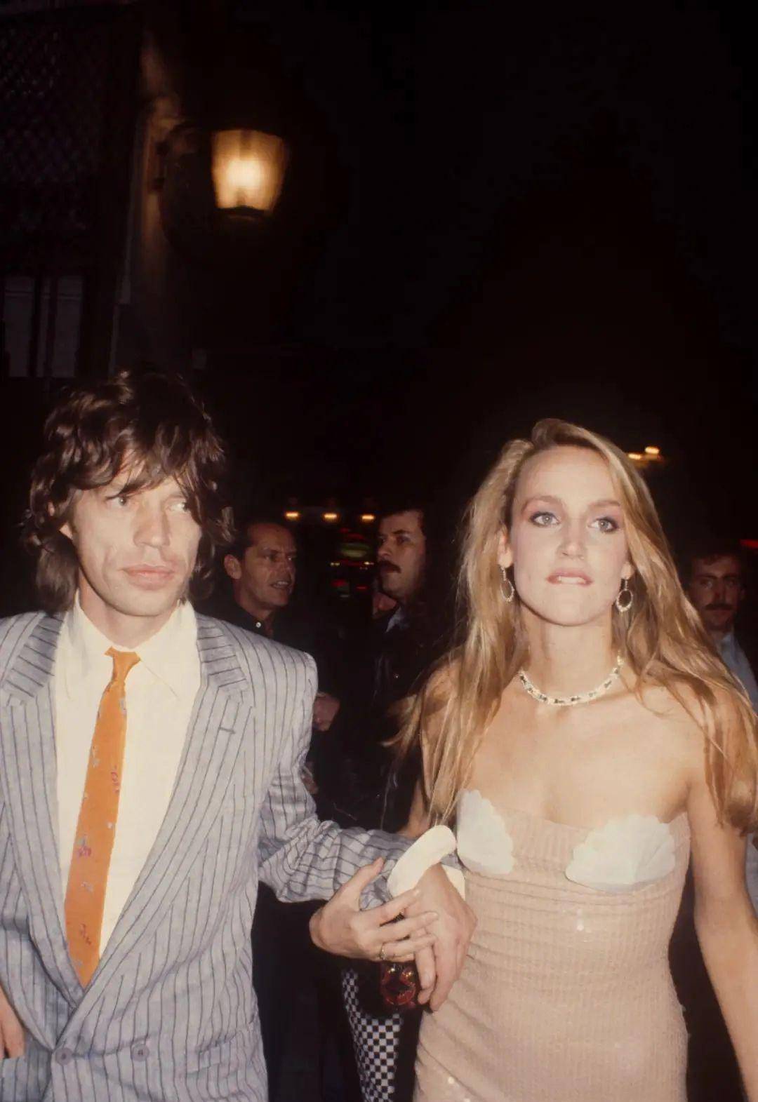 婚后,jerry hall为mick jagger陆续生下了四个孩子;媒体再拍到jerry