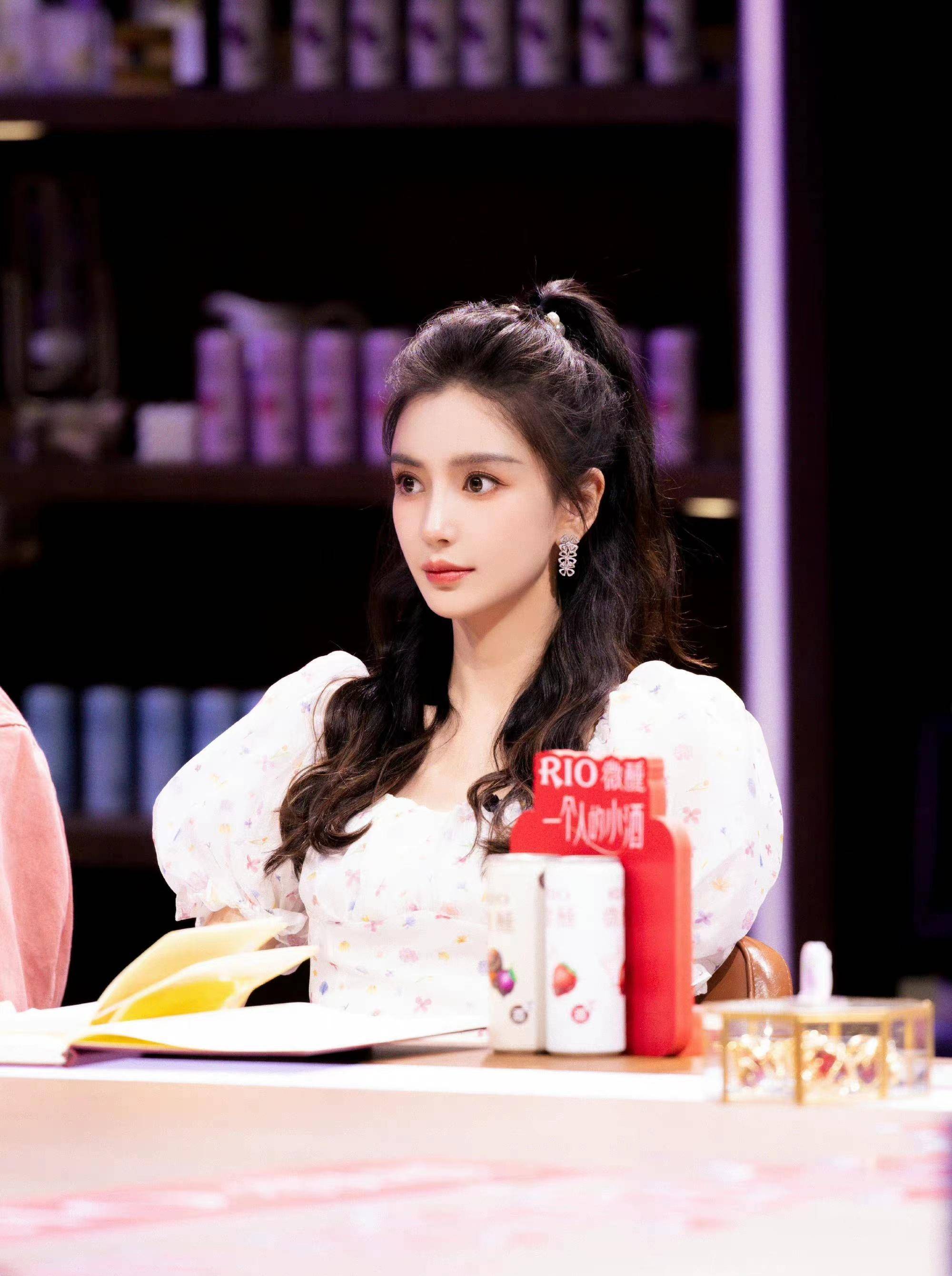 angelababy新造型好甜美,泡泡袖碎花裙搭高马尾,少女味十足_连衣裙