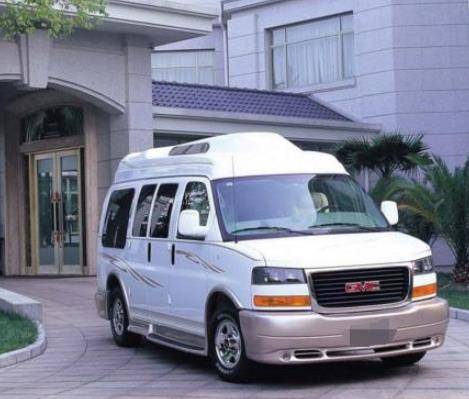 别看潘长江教师的个头不高,车库里的豪车都是大块头级别的.