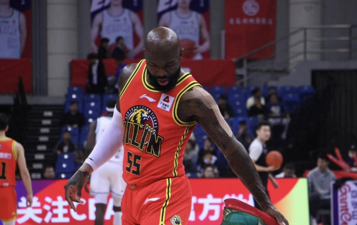 广东队训练师打野球挣外快,大胜84分,搭档cba外援_泰勒_篮球_比赛