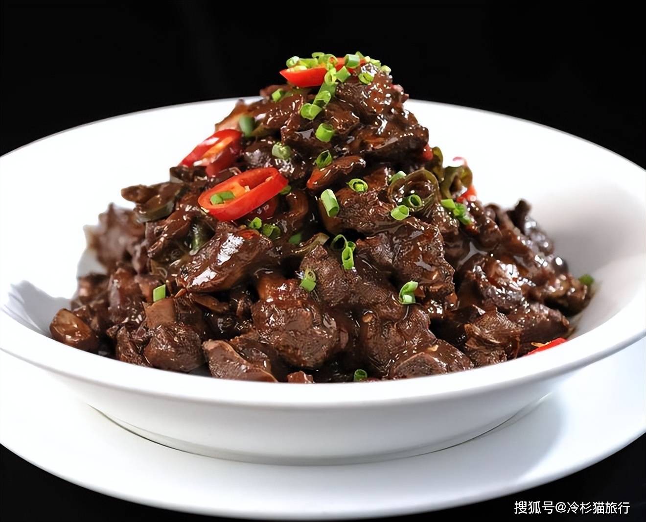 店铺推荐:三穗血浆鸭饭店血酱鸭是用新鲜鸭肉腌制后放入到油锅里翻炒