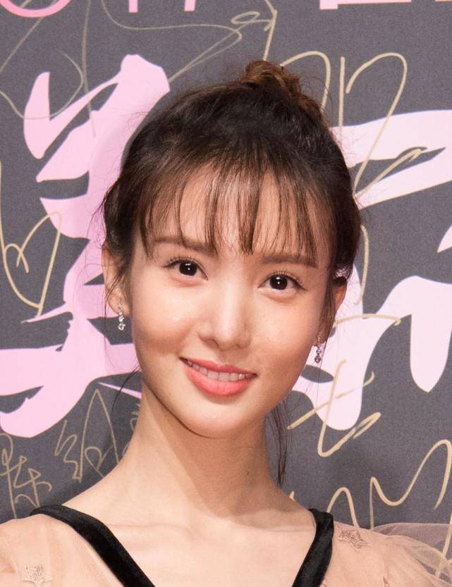 金晨出席活动,整容后遗症太明显,用行动演绎一手好牌打个稀烂_时候