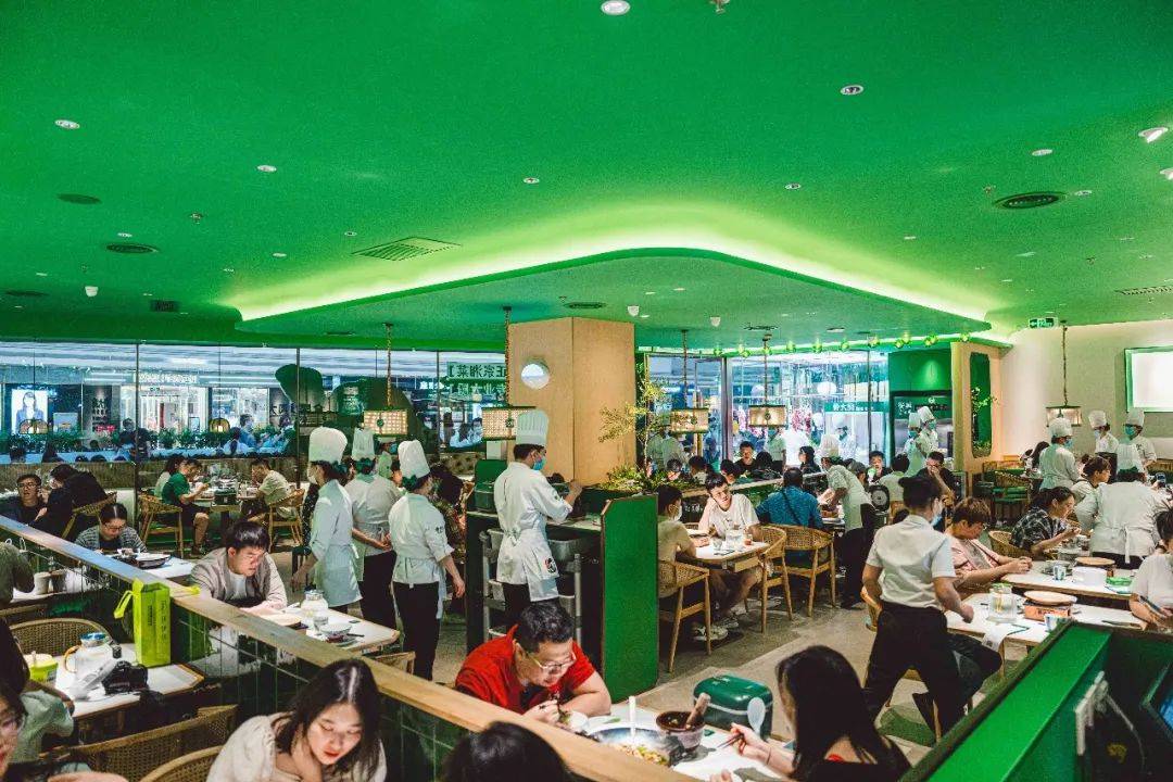 于今天正式开业的费大厨,店内沿用了一贯的绿 白的