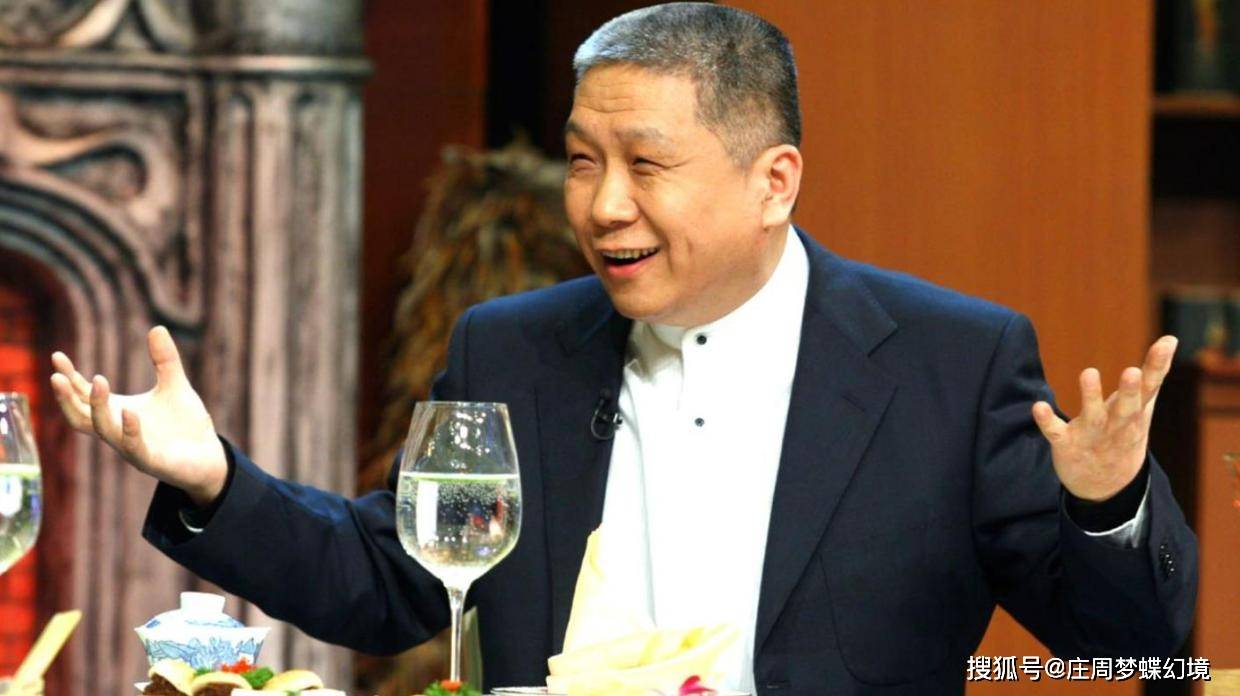 因为地方比较偏,所以成龙不责怪,而是让所有人都不能动筷子