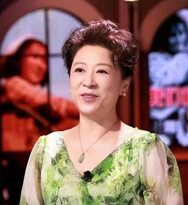 74岁王馥荔告诉你,女人上了年纪,衣穿简,发选短,优雅到老_头发_气质