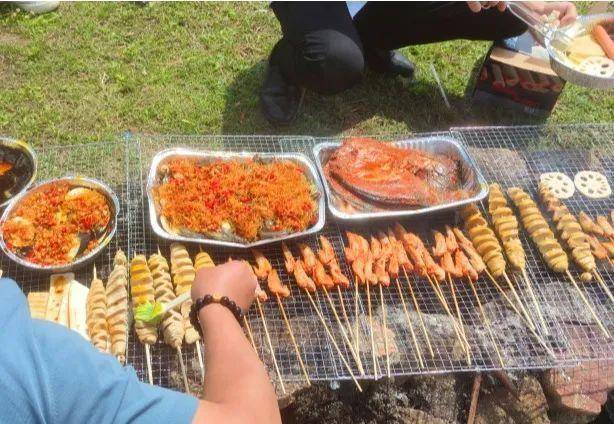 山哩控股团建之旅-踏青烧烤红枫湖,共享团队美好情_同事_食物_辣椒