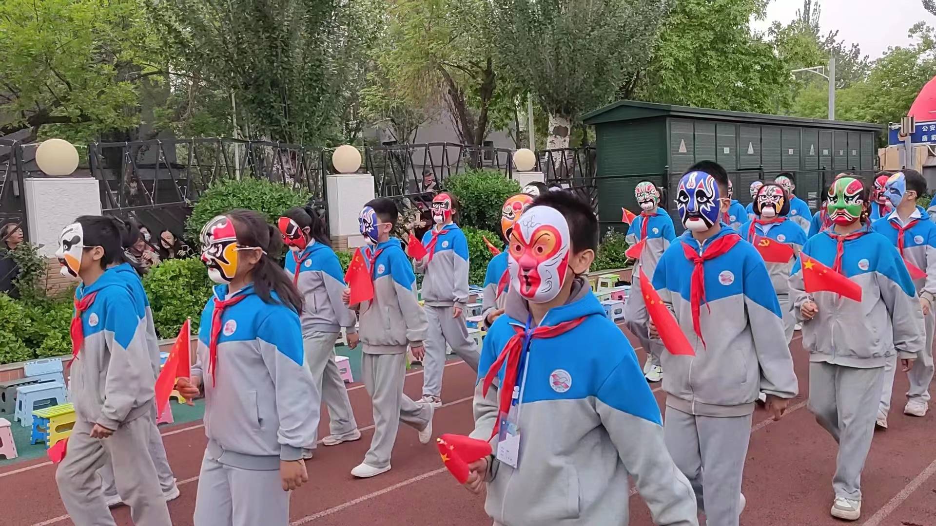 山西太原桃园小学2023年春季运动会开幕式个性十足_表演_运动场_年级