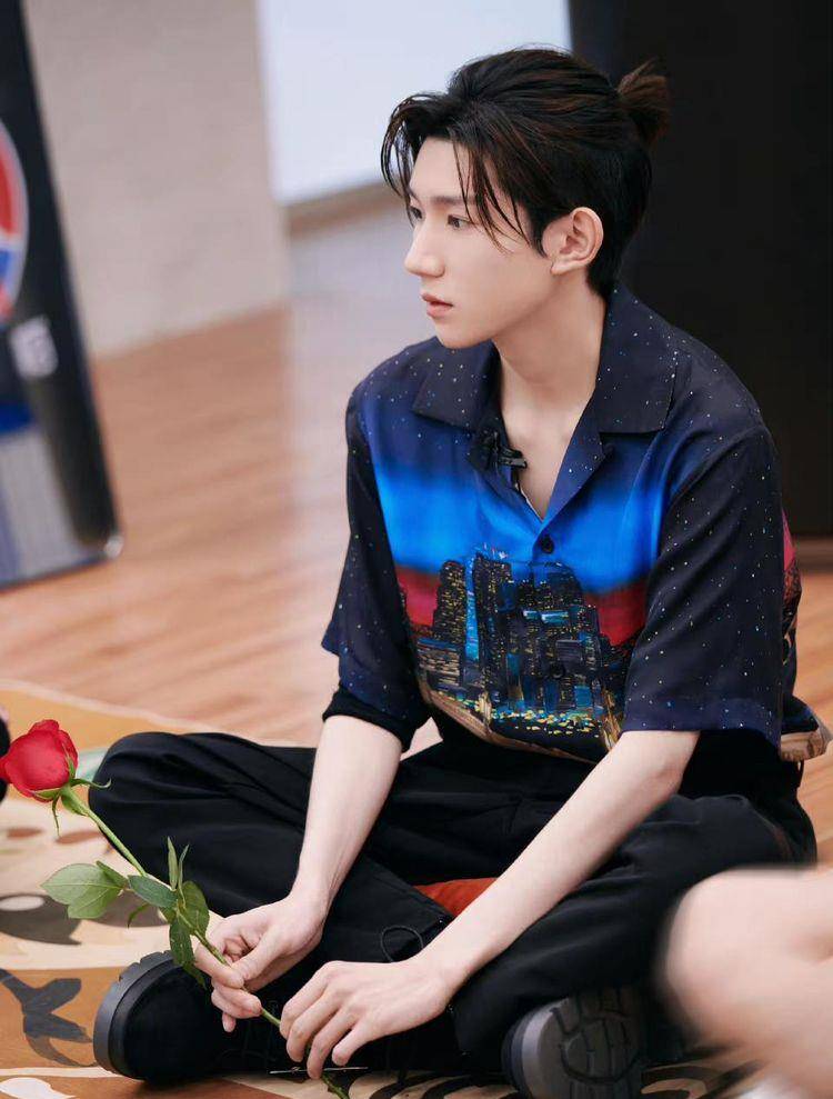 王源的问题让在场的每个人都活了过来,因为在场的很多人都是有民族