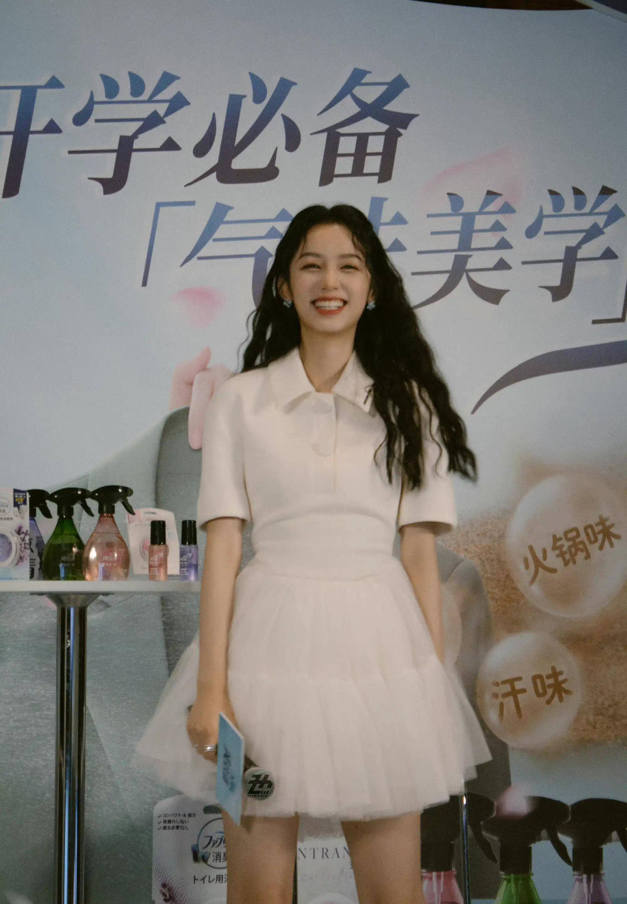 周也白裙少女造型仿佛自带花香_白色_眼睛_长发