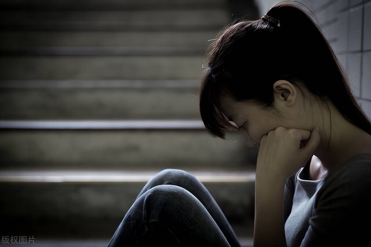 于自己,只将注意力放在自己身上,不太善于表达自己的情绪,而且自责