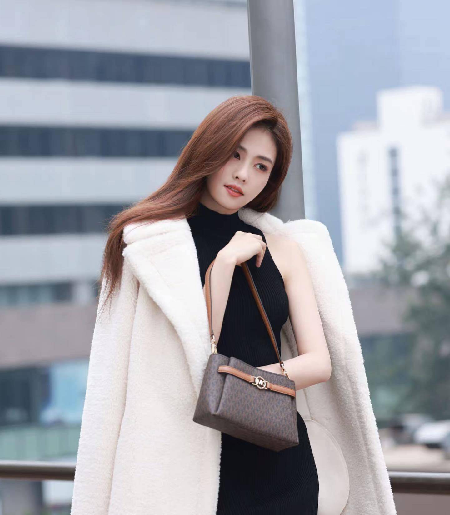 白鹿白色大衣唯美随拍惊艳到了你没有?_感觉_直角_皮肤