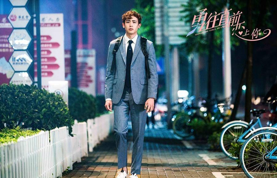 2pm尼坤当年小奶狗肌肉外表人气超高,33岁近况却变黝黑胡渣大叔_模样