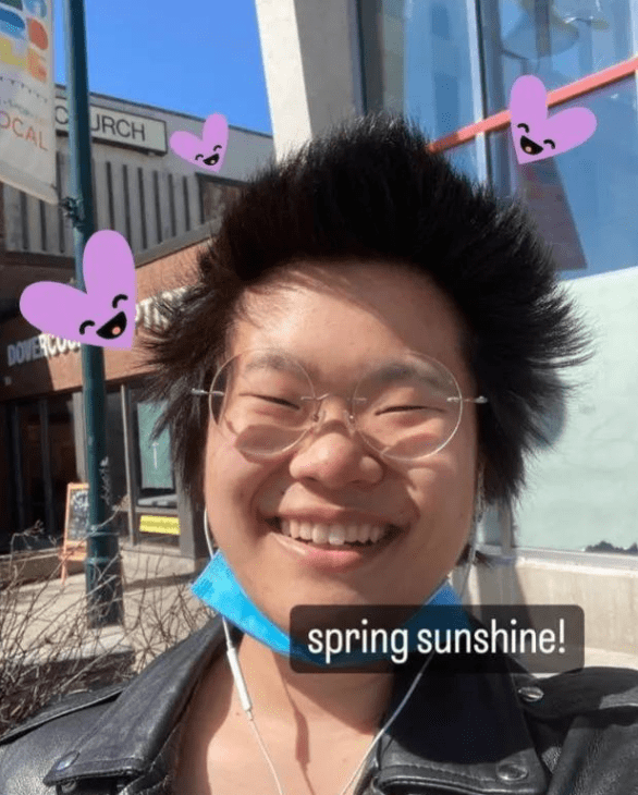 毕福剑女儿国外近照流出,眉眼像赵本山,网友劝其做亲