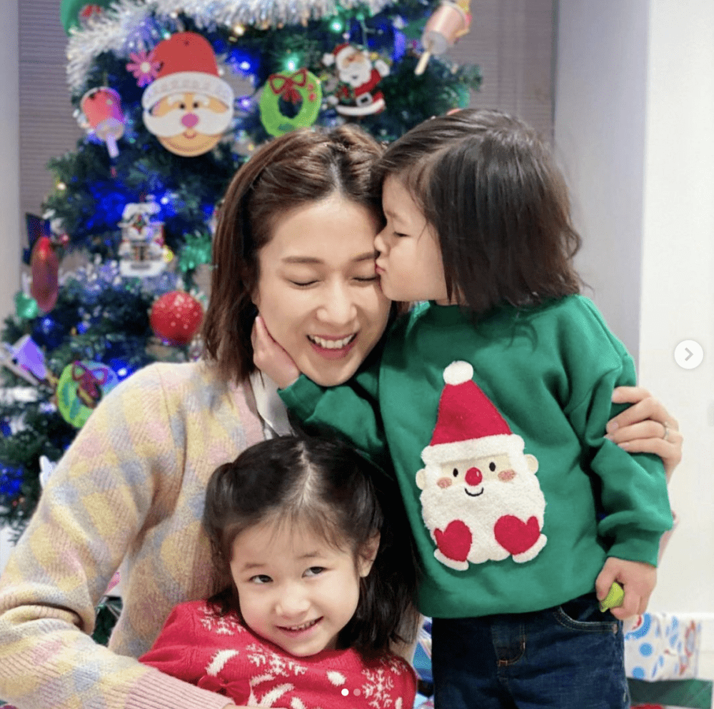 37岁钟嘉欣一家牵手同框,夫妻俩同款短卷发,母女贴脸依偎似姐妹