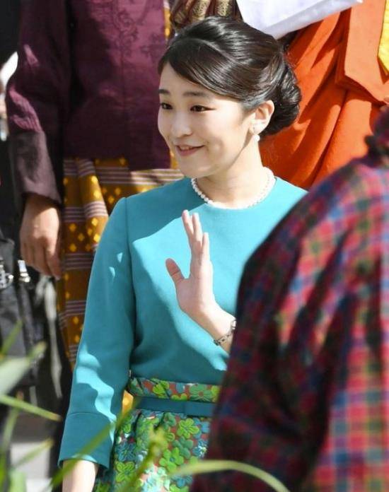 2017年,不丹五公主的丹凤眼真惊艳,却被穿蓝裙的真子公主抢风头_曲登