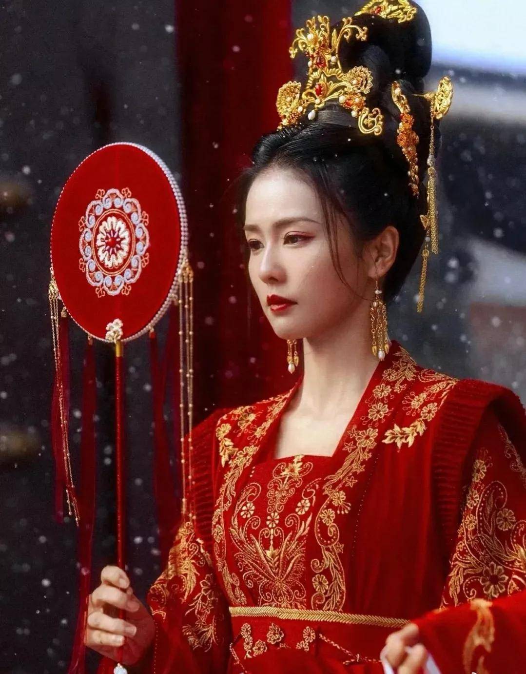 迪丽热巴?赵丽颖?盘点影视剧中一眼万年的红裙_曹操_灵驹_网友