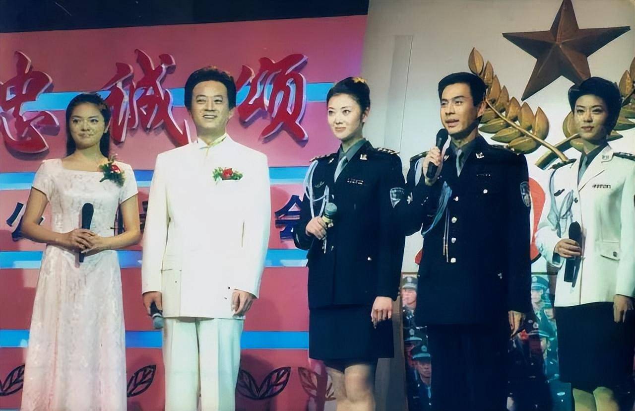 2001年王晓文和央视著名主持人共同主持公安部春节联欢晚会王晓文和