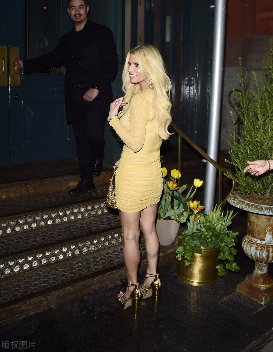 杰西卡-辛普森穿黄色连衣裙展现美腿,细节完美搭配成最佳穿搭!