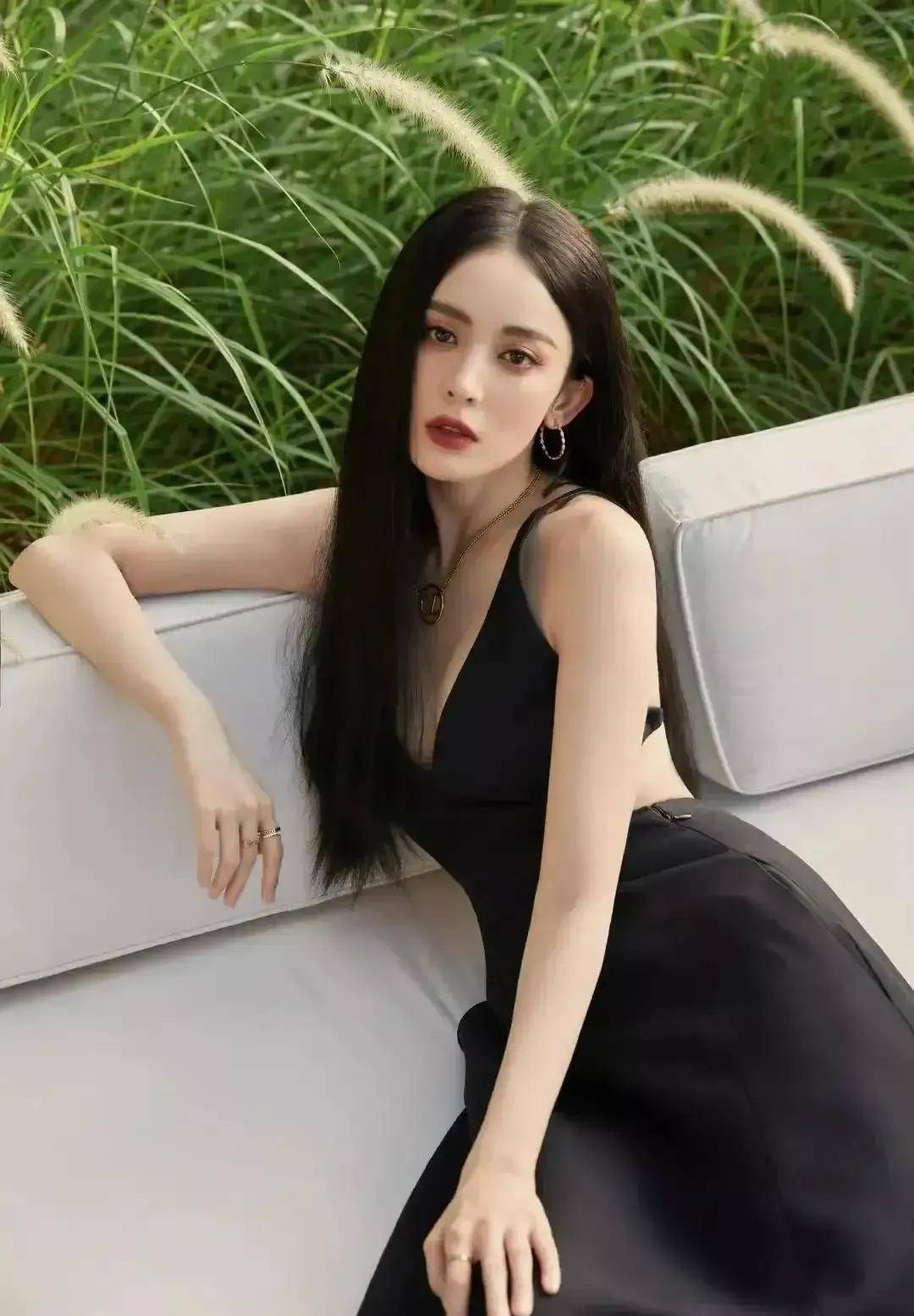 颜值非常在线,身材线条感非常完美,妥妥的浓颜系美女,不愧是女神,不管