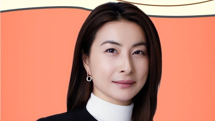 看到郭晶晶亲手把霍启刚送进体制内,才明白她在霍家地位高的原因_跳水