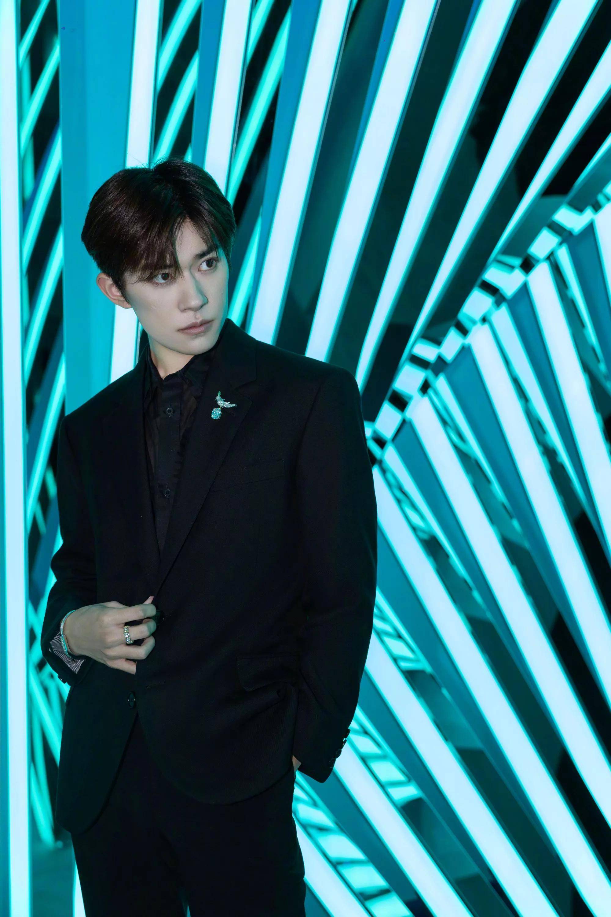 易烊千玺佩戴"石上鸟胸针"出席蒂芙尼活动状态太好了_黑色_珠宝_场合