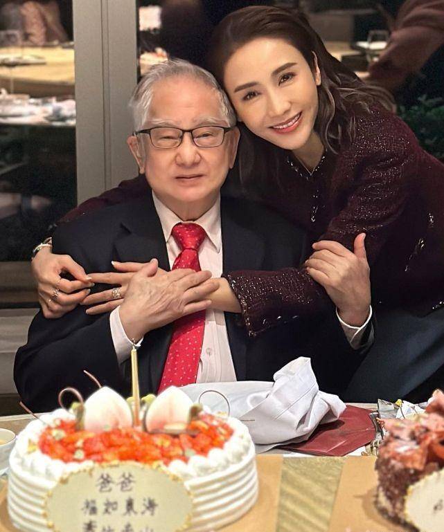黎姿分享全家福为爸爸开心庆生 罕见分享与弟弟,父母的合影