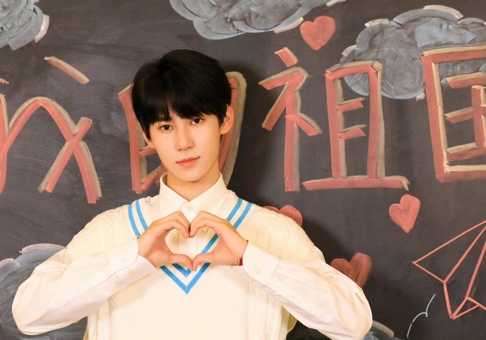 tnt更新物料,丁程鑫帮张真源拍vlog,刘耀文侧脸清晰帅气_张哥_少年团