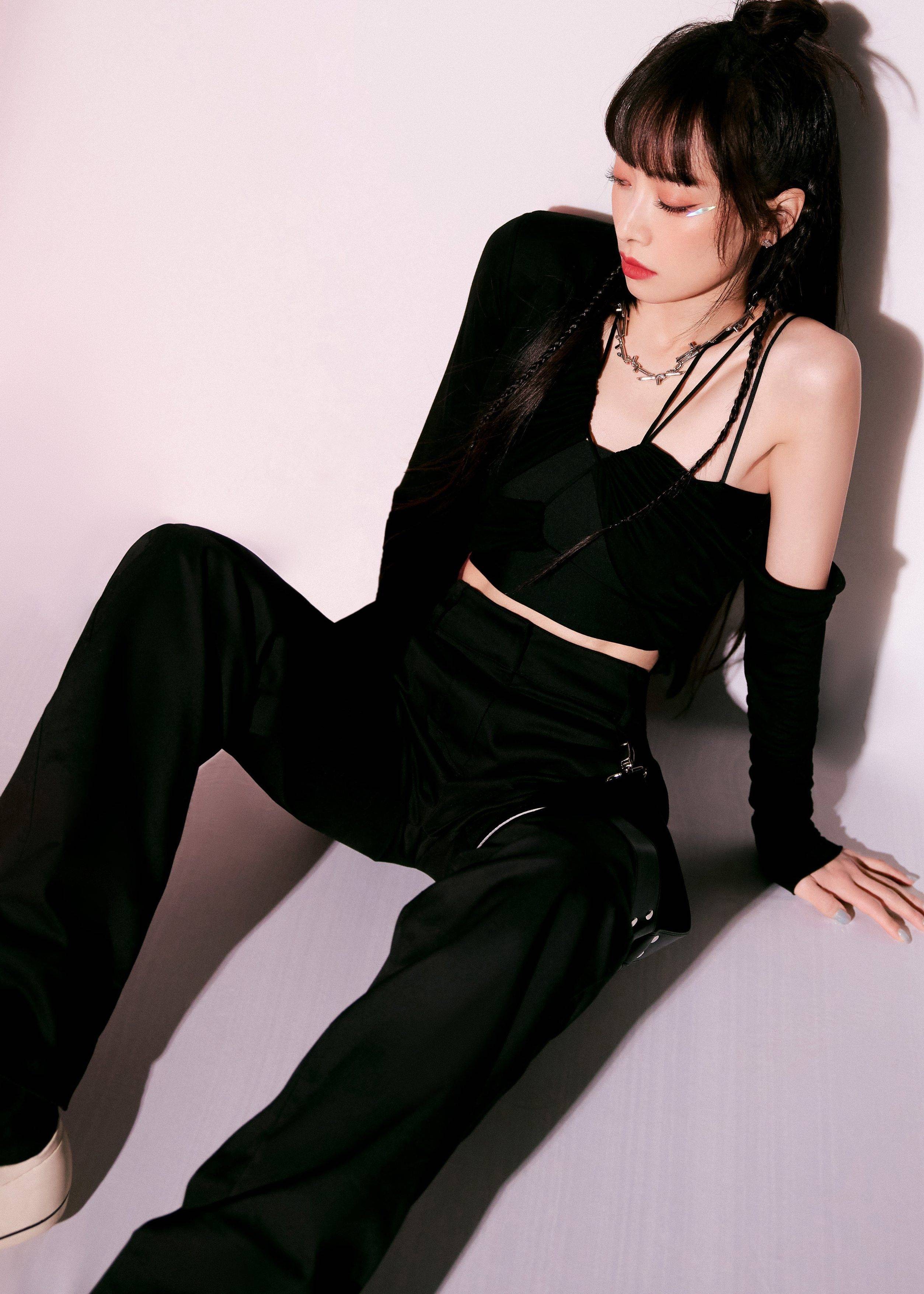 宋茜吊带抹胸装优雅时尚写真_黑色_运动鞋_长裤