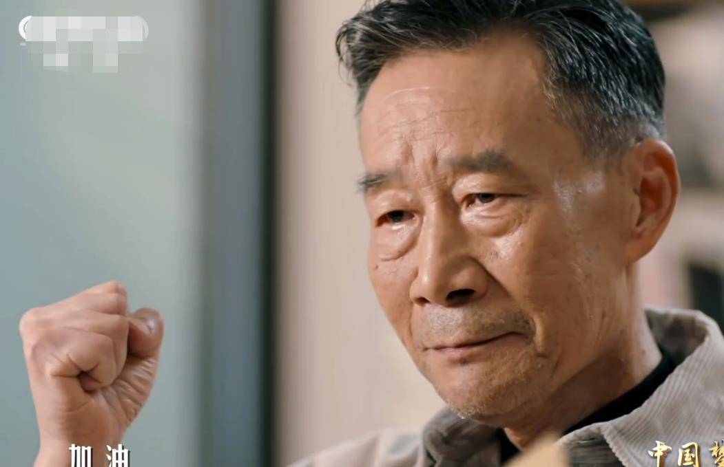 67岁李雪健因鼻咽病声带受损,说话口齿不清,握紧拳头气势十足_过程