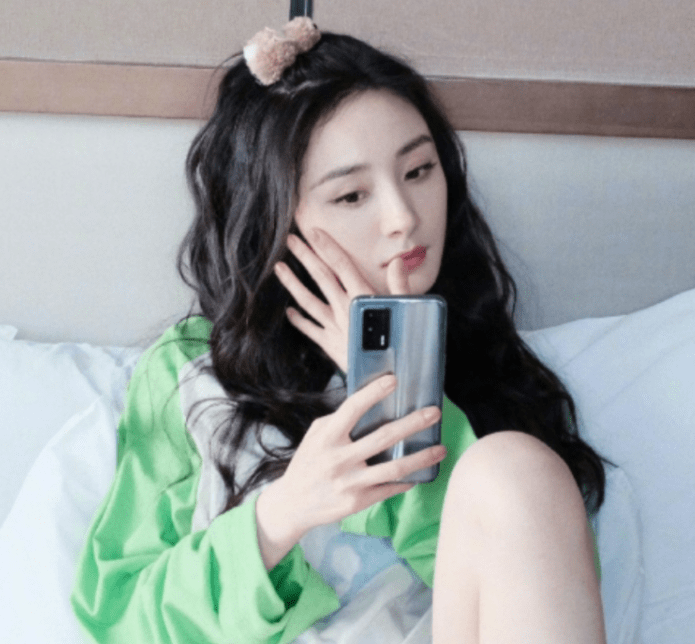 穿短裤秀出一双长腿,手上"记佛器"太抢镜_佛教_记忆_床上