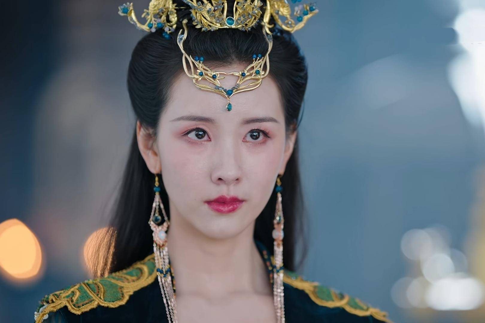 不过节目播出后,陈都灵的造型就显得"很妥协".