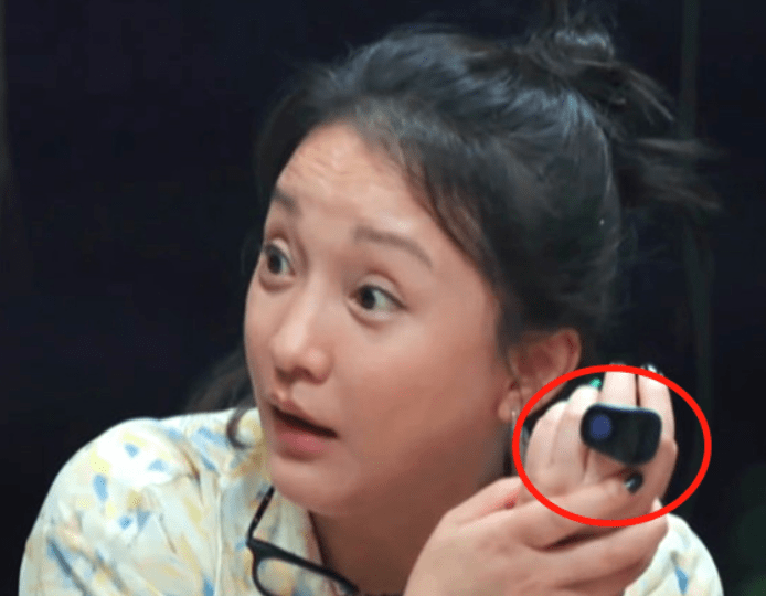 穿短裤秀出一双长腿,手上"记佛器"太抢镜_佛教_记忆_床上