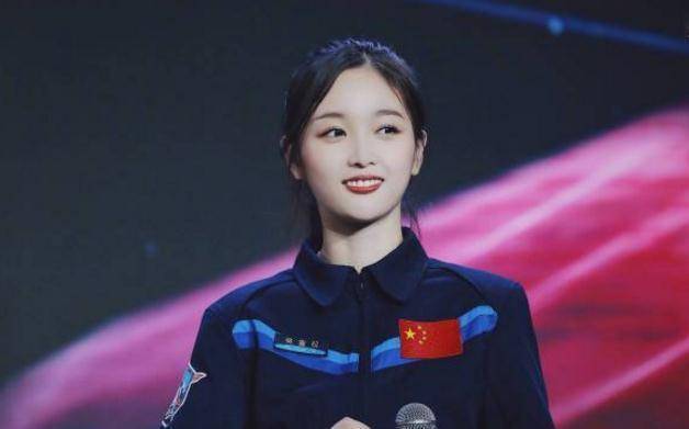 在这些先导预告片中有这样一个片段,吴宣仪需要在瑜伽球上进行各种