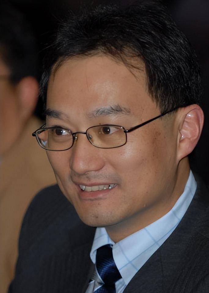 而她也在这里遇到了刚从漂亮国回来的富豪徐威.