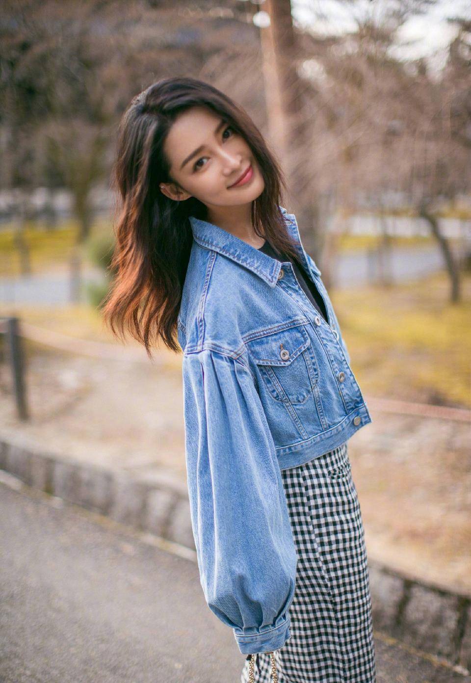 李沁春季出游照曝光,牛仔套装超少女,软萌造型惹人爱