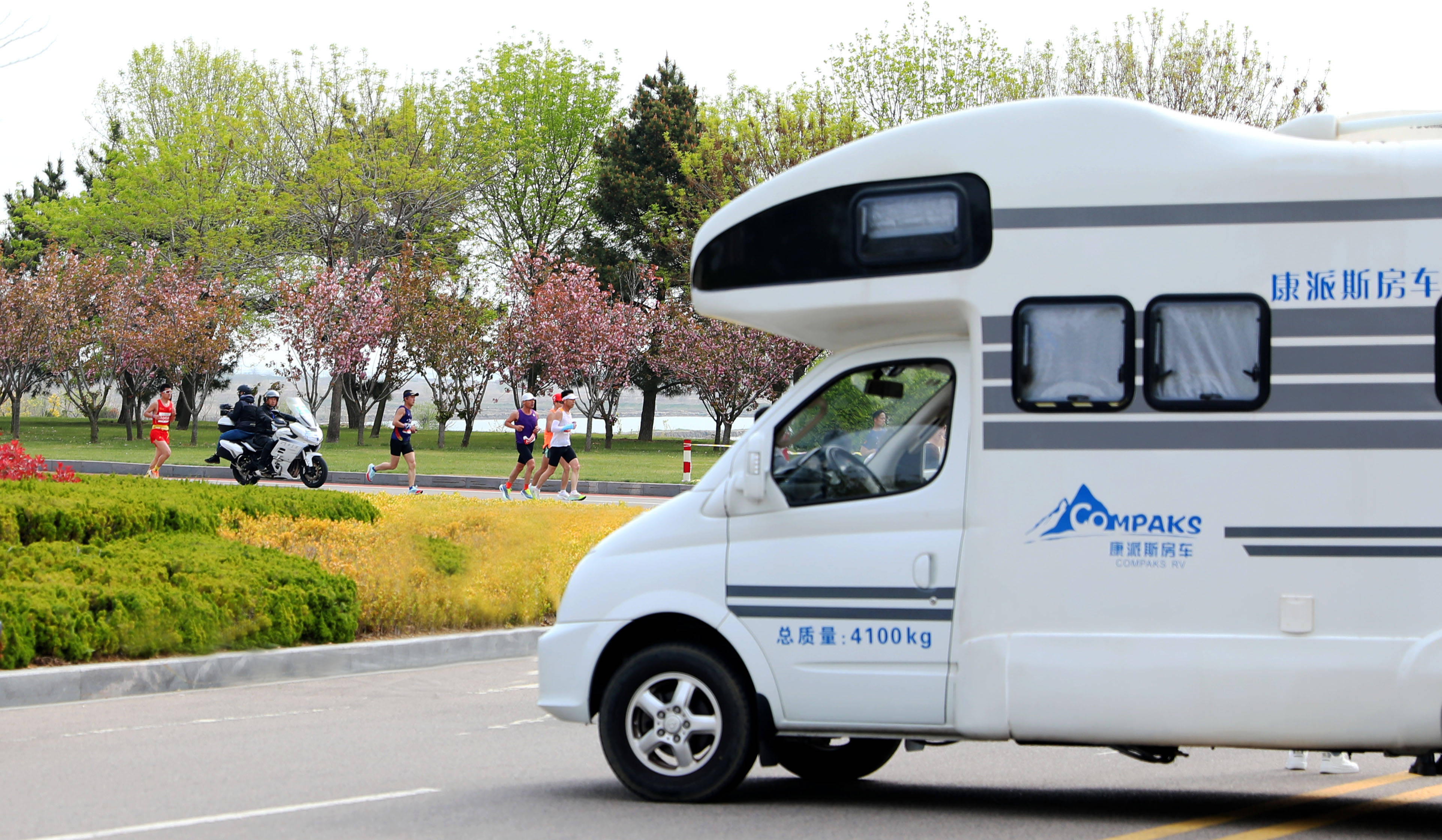 在奔跑中领略山海魅力 泰祥·2023荣成滨海马拉松鸣枪开赛_荣成市