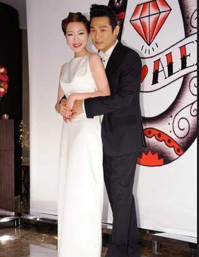 现身母校健壮似小伙,曾坚持不婚只恋爱_李晓冰_儿子_小哥