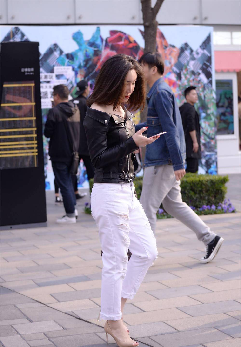 杏色鱼嘴细跟单鞋,半透明的细跟设计,搭配白色破洞牛仔裤_美女_高跟鞋