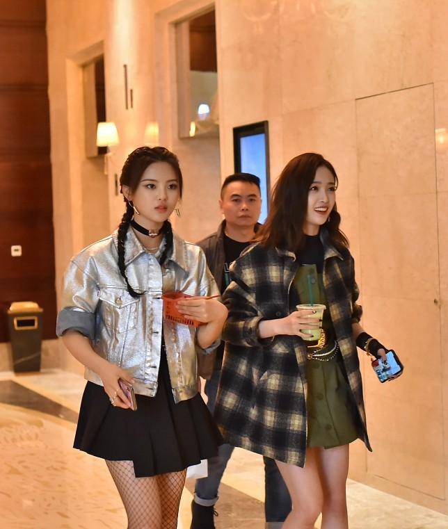 杨超越和吴宣仪的肤色和身高不同,选择的外套款式也不同,但都很可爱